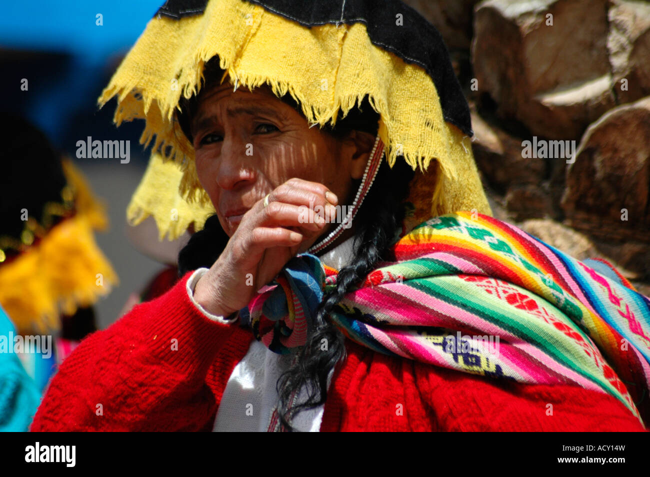 Vieille Femme péruvienne à Détroit dans l'appareil photo Ollantaytambo Pérou Banque D'Images