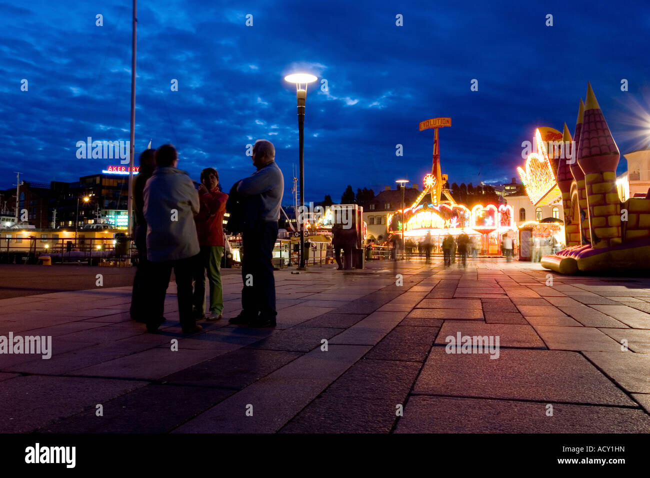 Les gens à un parc d'Oslo, Norvège Banque D'Images