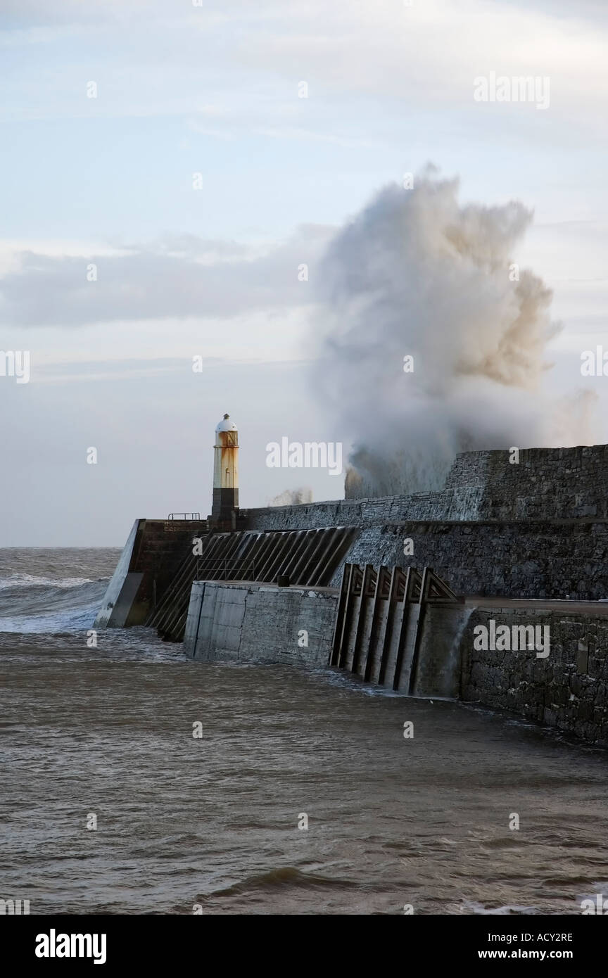 Phare de Porthcawl avec les vagues se briser contre elle. (Photo l'un d'une série de trois) Banque D'Images