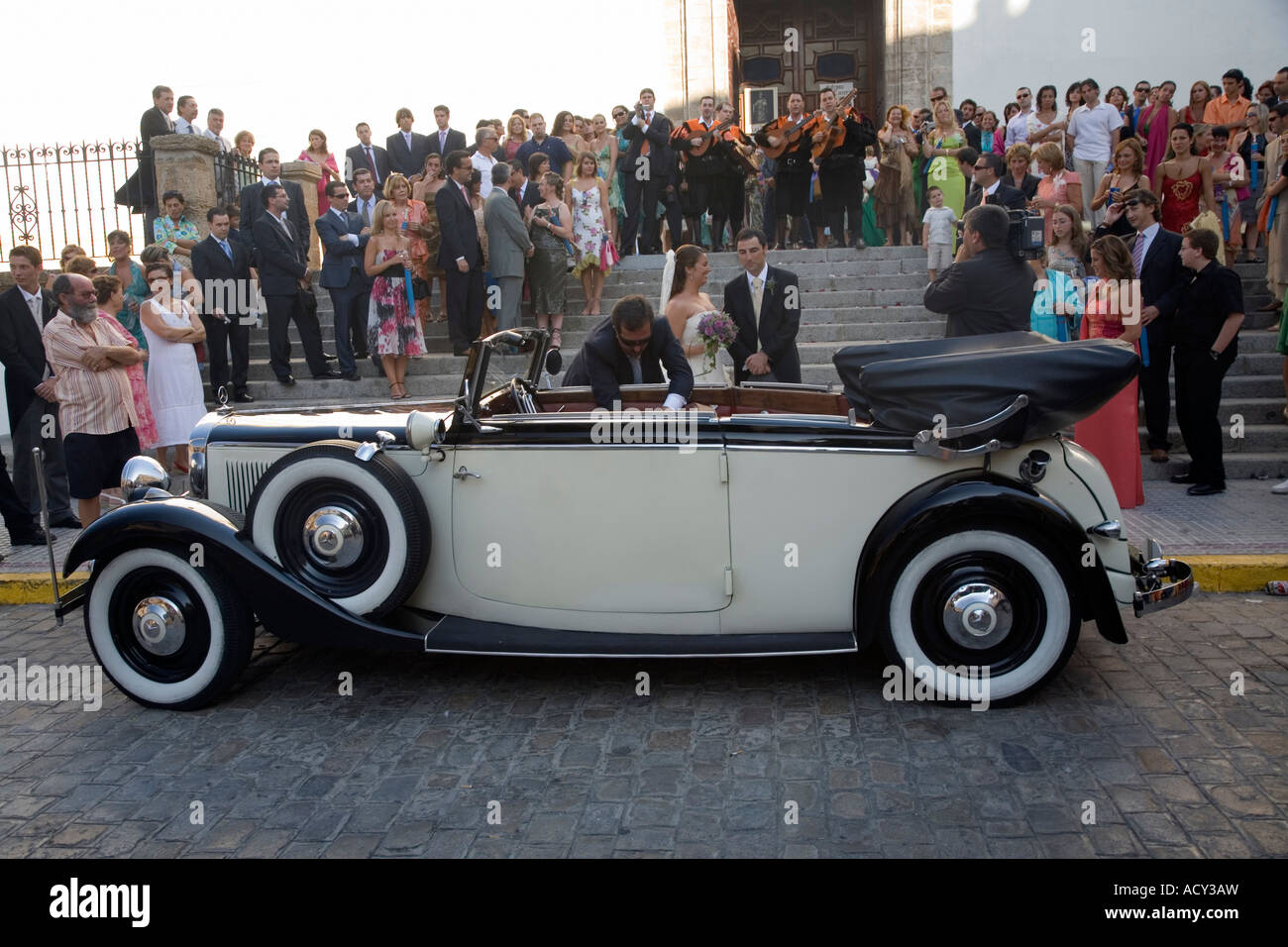 Mercedes oldtimer en attente de nouveaux mariés à un mariage espagnol, Espagne Banque D'Images