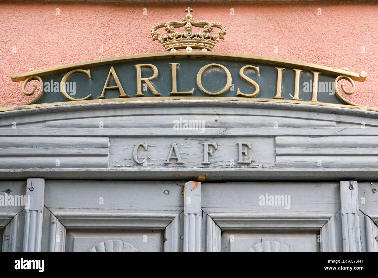 Détail d'une porte d'un café construit par le Roi espagnol Carlos III (Charles III), Espagne Banque D'Images