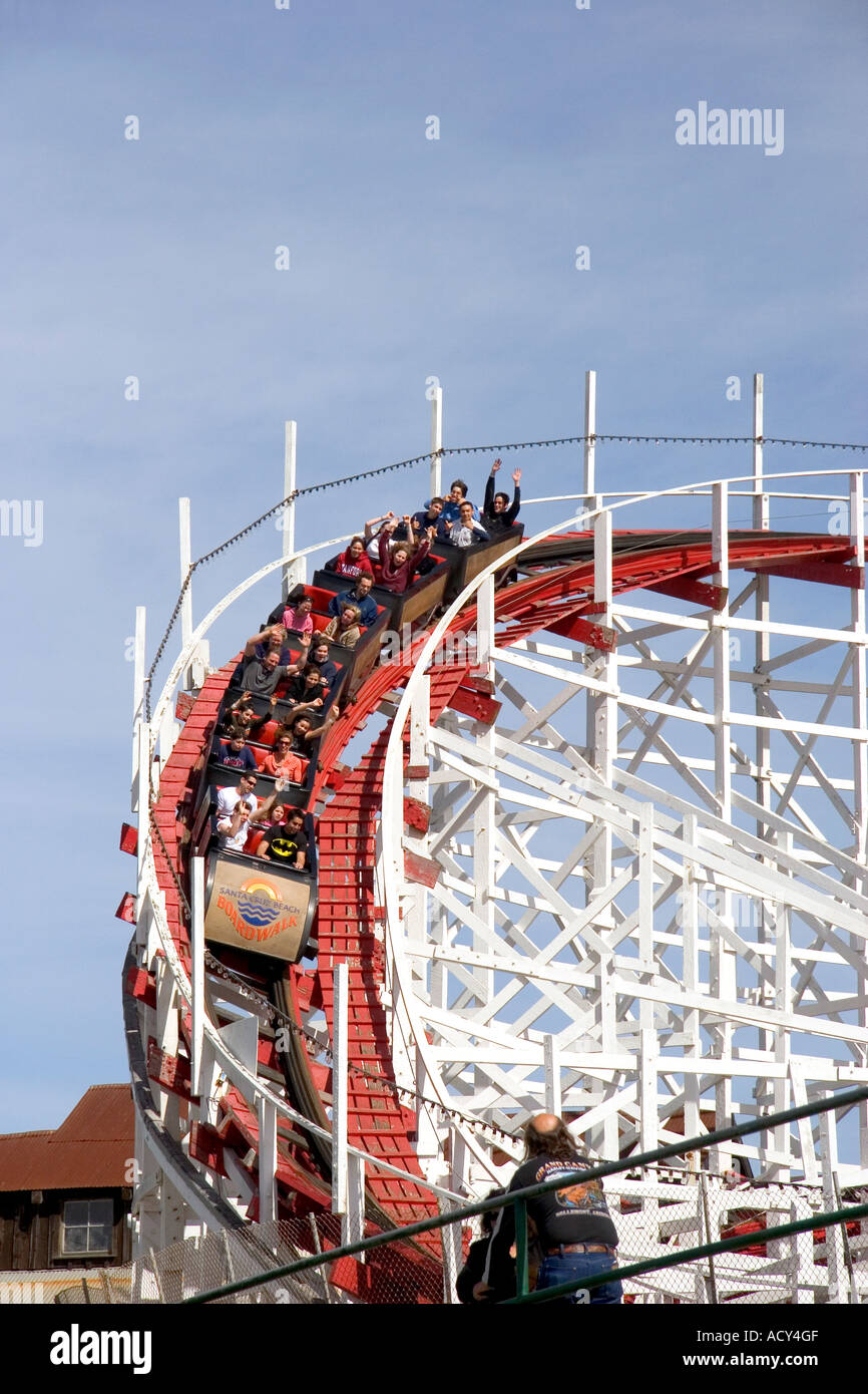 Un Rollercoaster ride gens au Santa Cruz Beach Boardwalk, en Californie. Banque D'Images