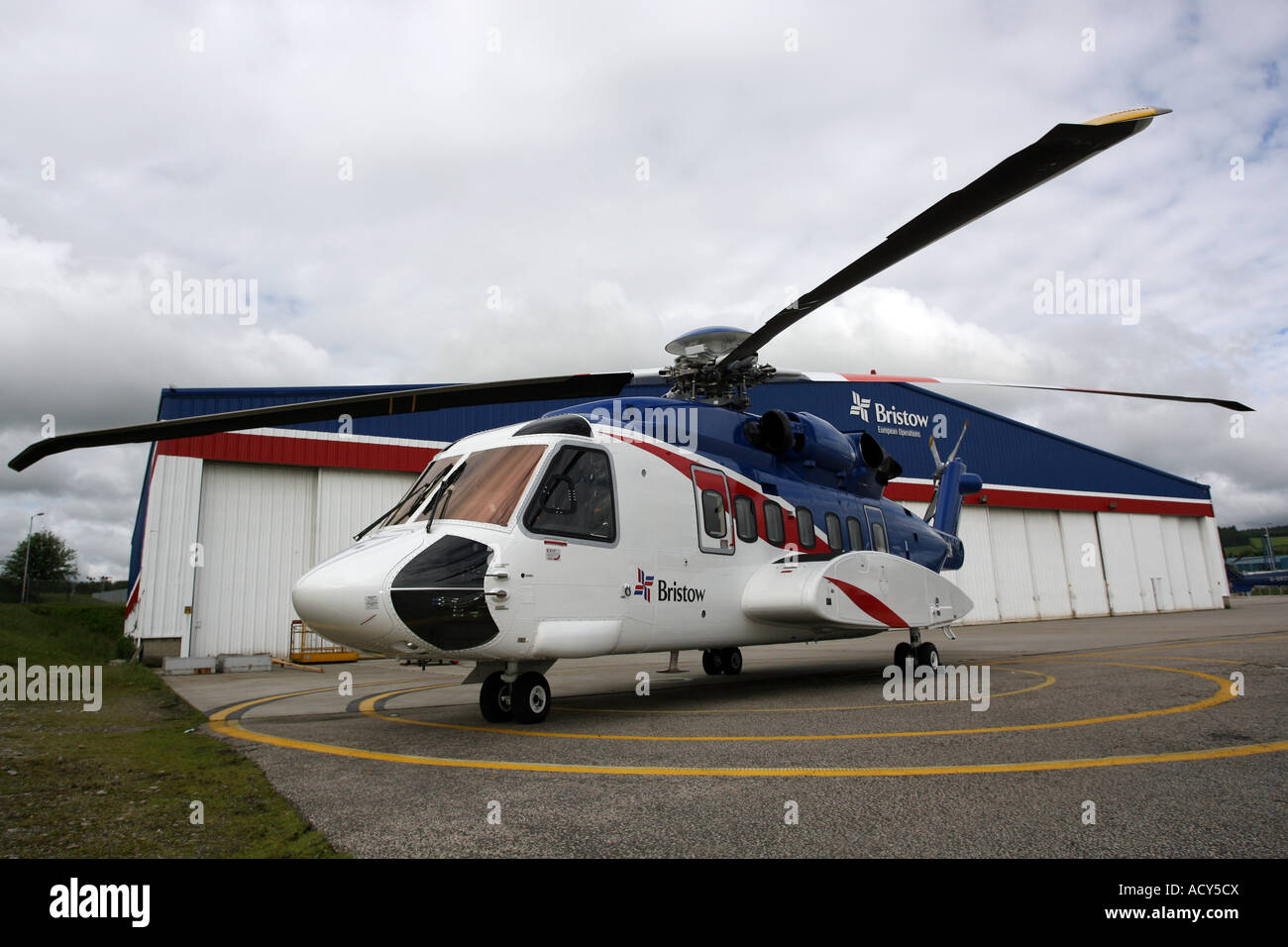 Bristows hélicoptère Sikorsky S-92 à Bristows base dans l'aéroport d'Aberdeen, Écosse, Royaume-Uni Banque D'Images