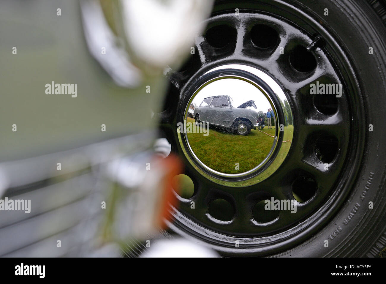 Réflexions de vieux Leyland Mini dans le vieux chapeau de moyeu chromé de vintage car show à Fyvie Castle, Aberdeenshire, Scotland, UK Banque D'Images