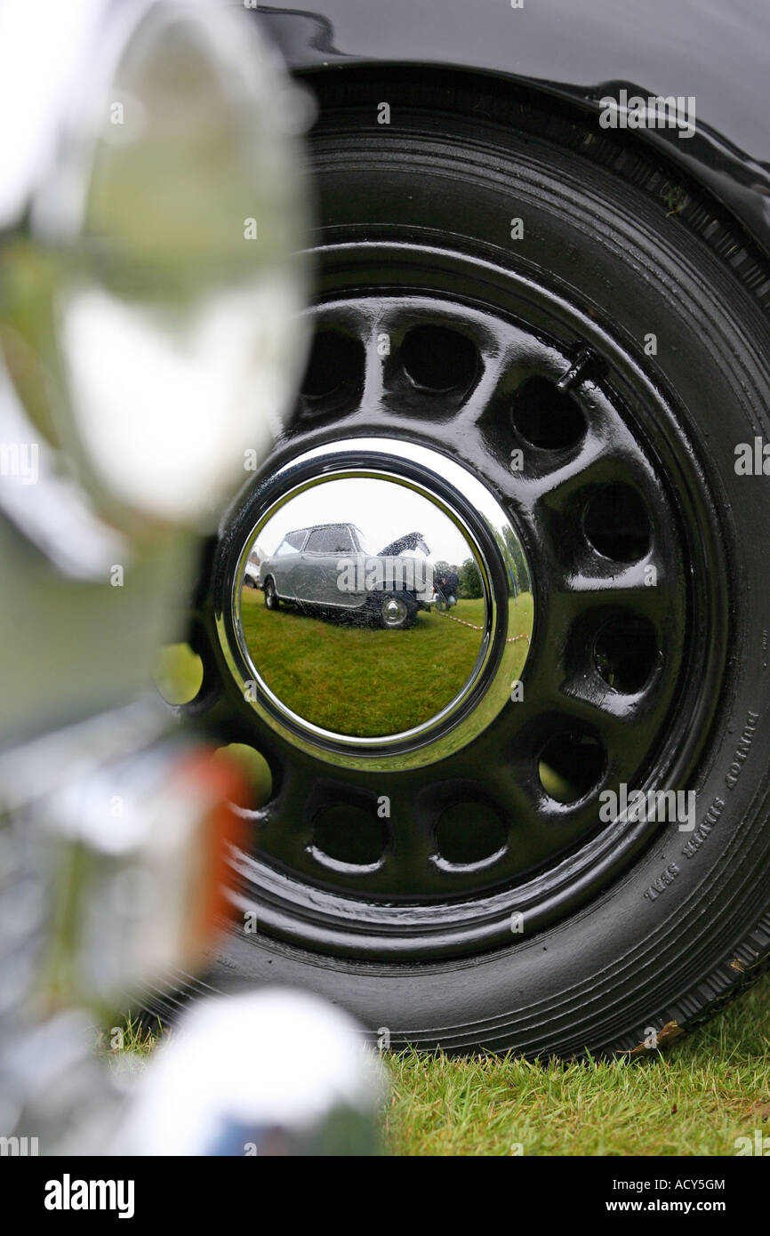 Réflexions de vieux Leyland Mini dans le vieux chapeau de moyeu chromé de vintage car show à Fyvie Castle, Aberdeenshire, Scotland, UK Banque D'Images