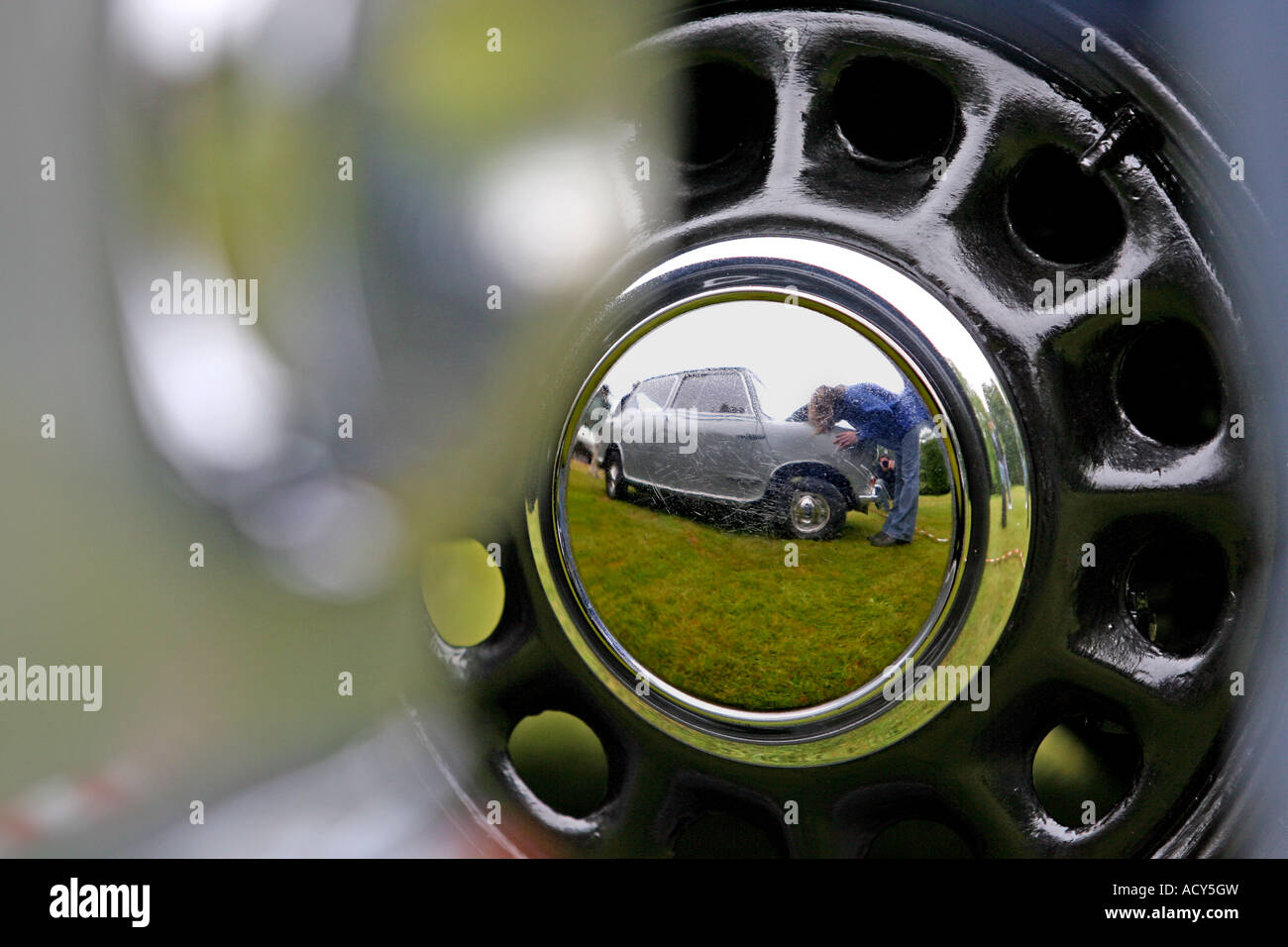 Réflexions de vieux Leyland Mini dans le vieux chapeau de moyeu chromé de vintage car show à Fyvie Castle, Aberdeenshire, Scotland, UK Banque D'Images