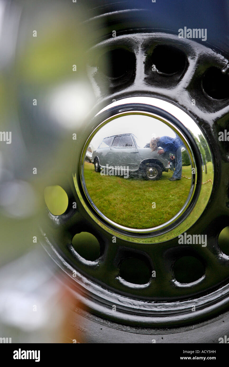 Réflexions de vieux Leyland Mini dans le vieux chapeau de moyeu chromé de vintage car show à Fyvie Castle, Aberdeenshire, Scotland, UK Banque D'Images