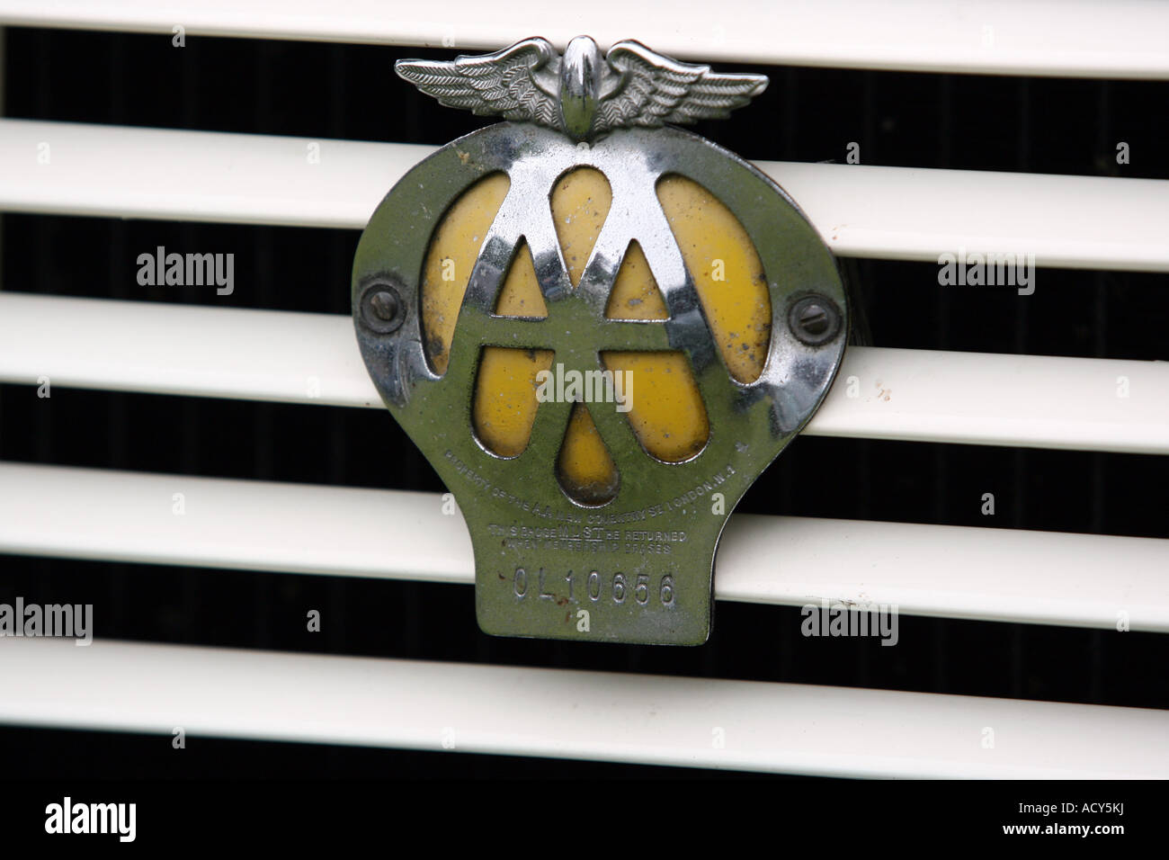 Vieux AA badge sur la calandre en vintage car show à Fyvie Castle, Aberdeenshire, Scotland, UK Banque D'Images