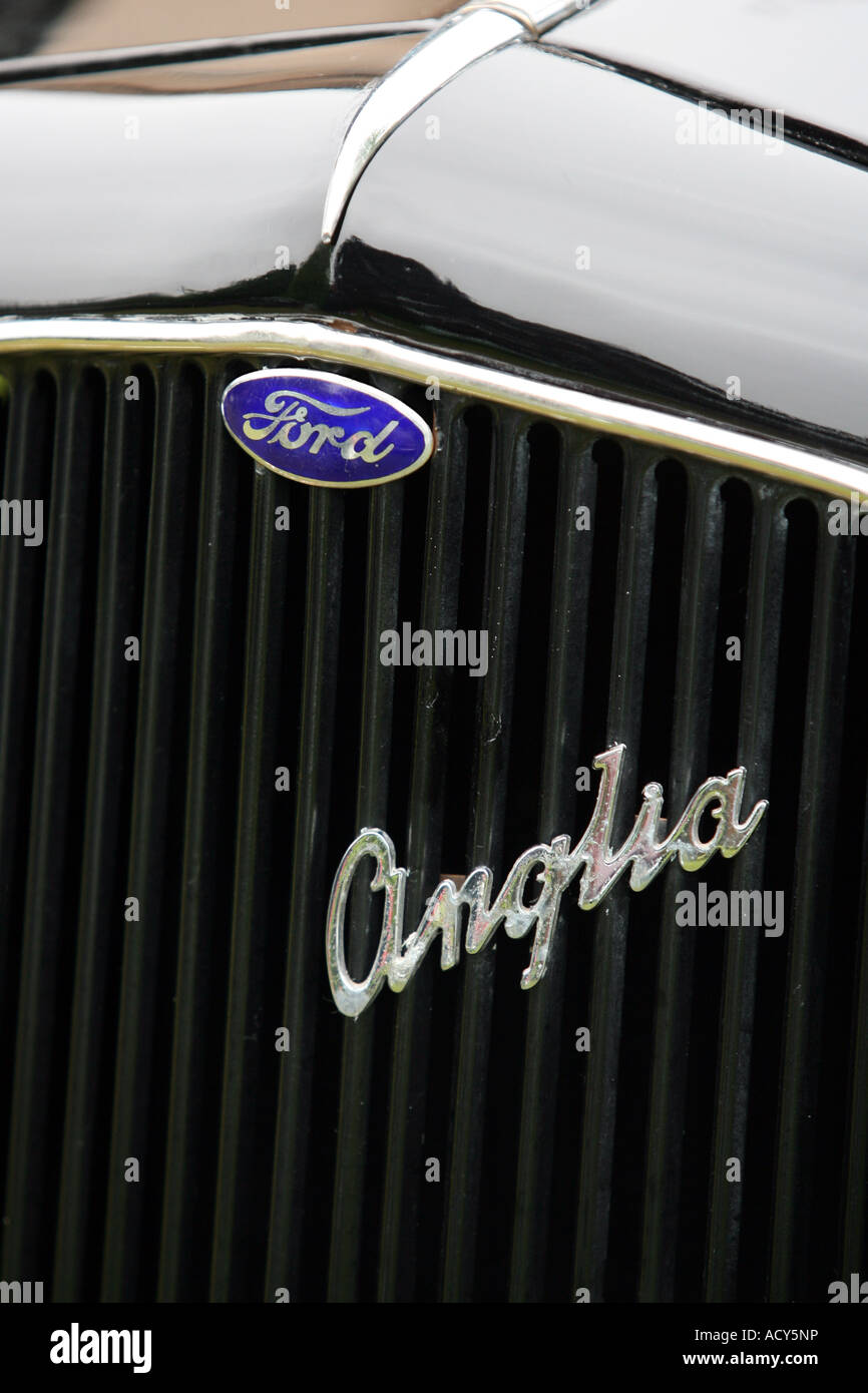 Ford Anglia badge sur bonnet à vintage car show à Fyvie Castle, Aberdeenshire, Scotland, UK Banque D'Images