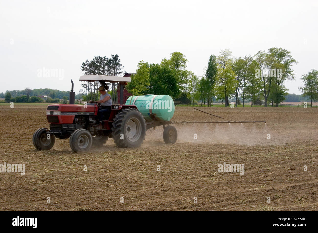 Le nord-ouest de l'Ohio farmer field avec preemergant herbacide la pulvérisation. Banque D'Images