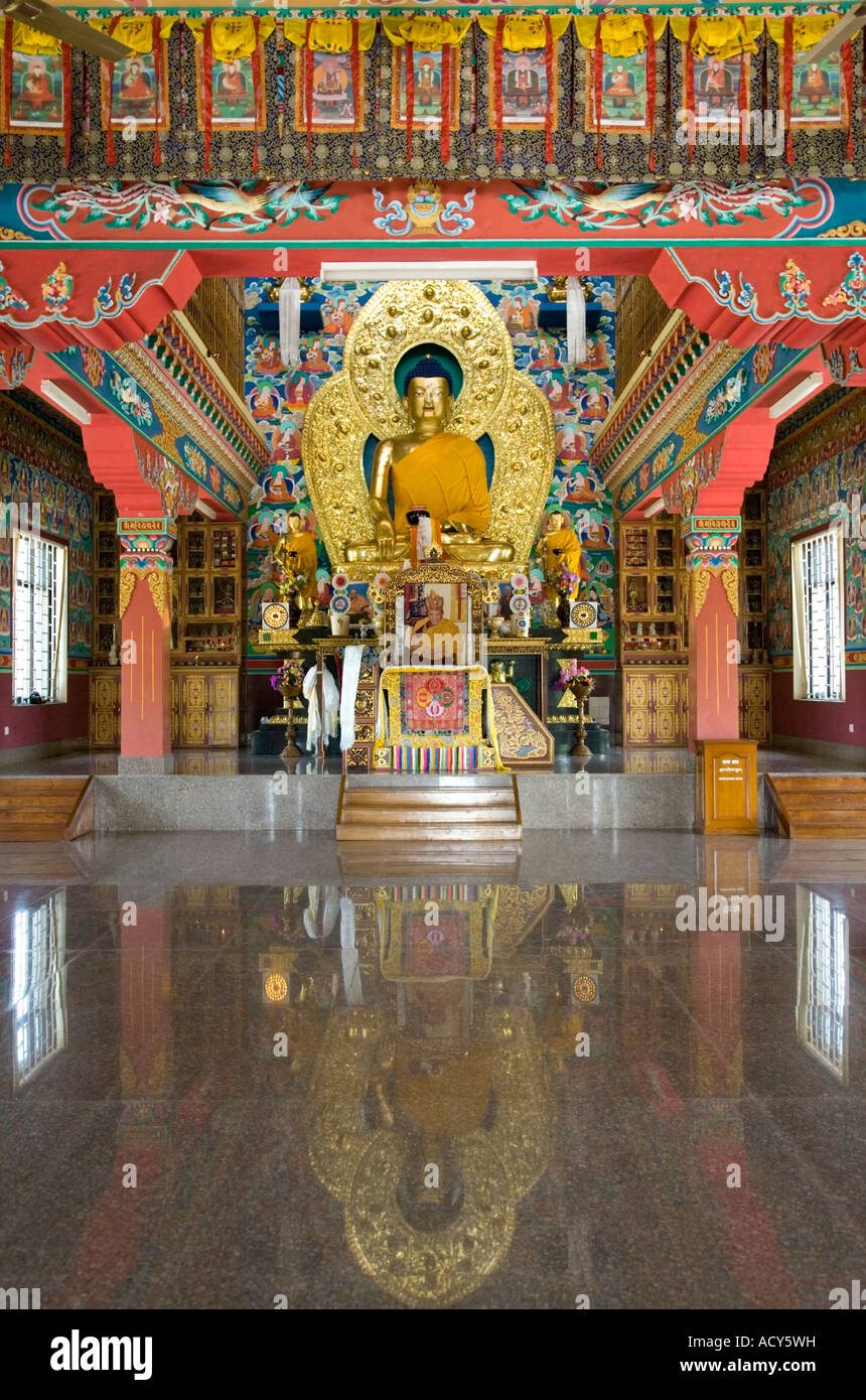 L'image de Bouddha. Temple bouddhiste coréen. Lumbini. Lieu de naissance de Bouddha. Le Népal Banque D'Images