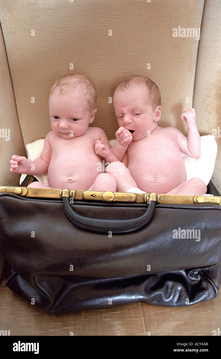 Deux nouveau-nés dans un sac en cuir noir s médecin Banque D'Images