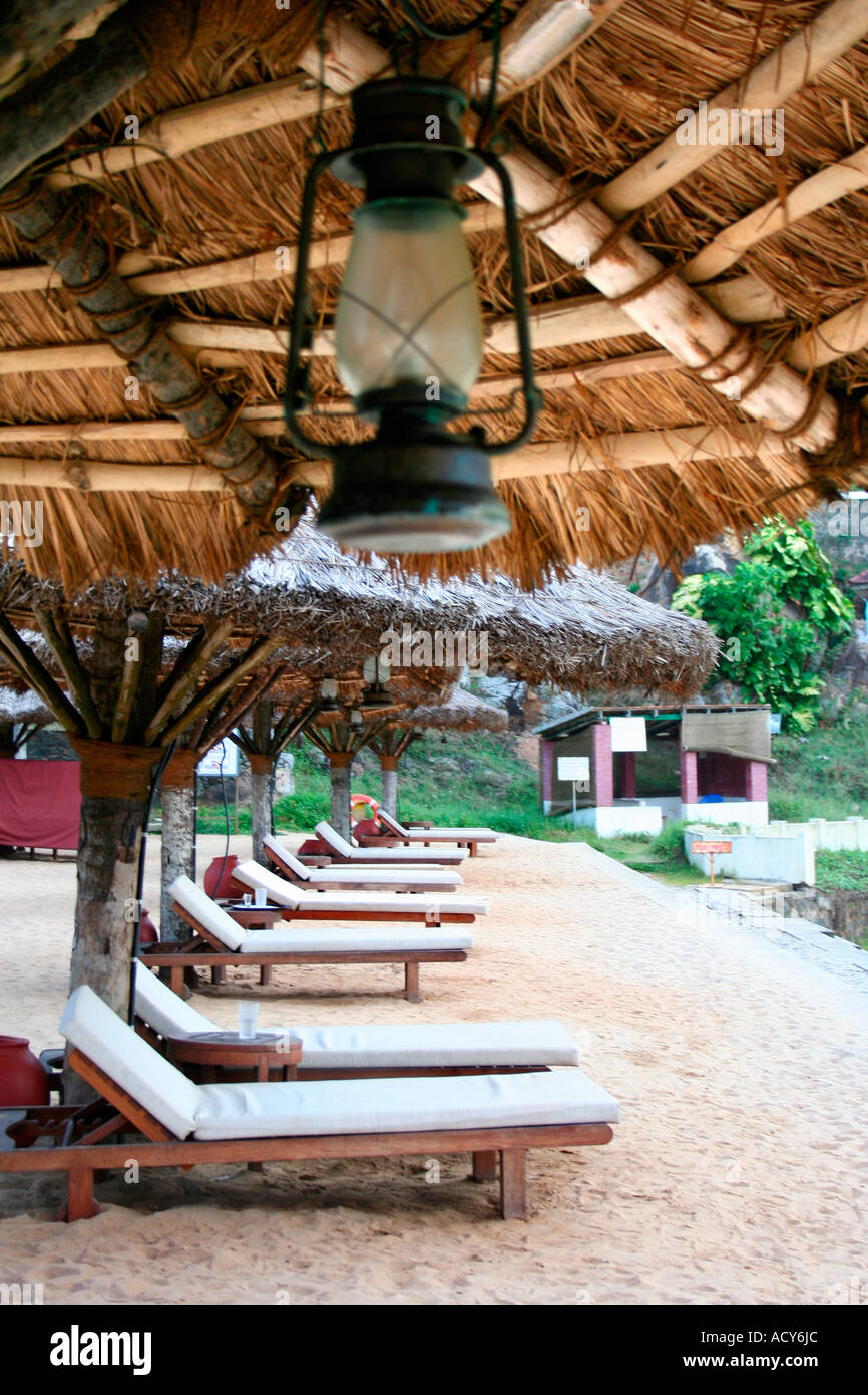 Des chaises longues sur la plage Banque D'Images