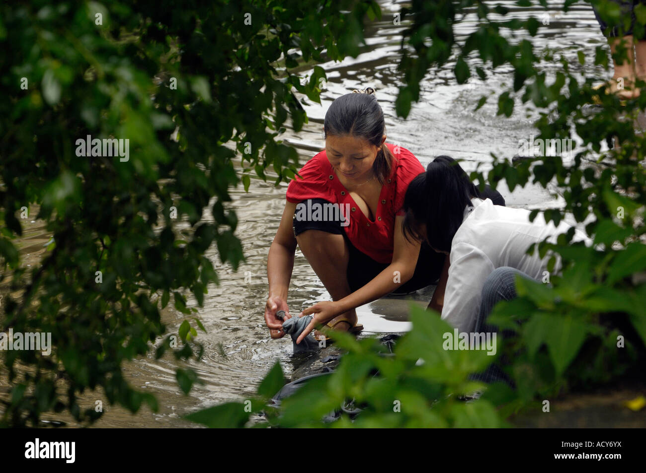 Laver les femmes dans le flux de Likeng village de Wuyuan Jiangxi en Chine 15-juin-2007 Banque D'Images