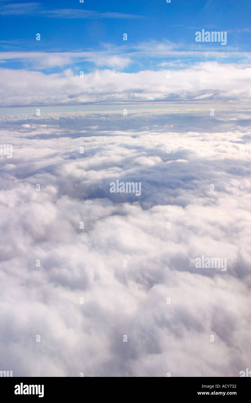 Nuages et ciel bleu vu de la fenêtre de l'avion à réaction Banque D'Images
