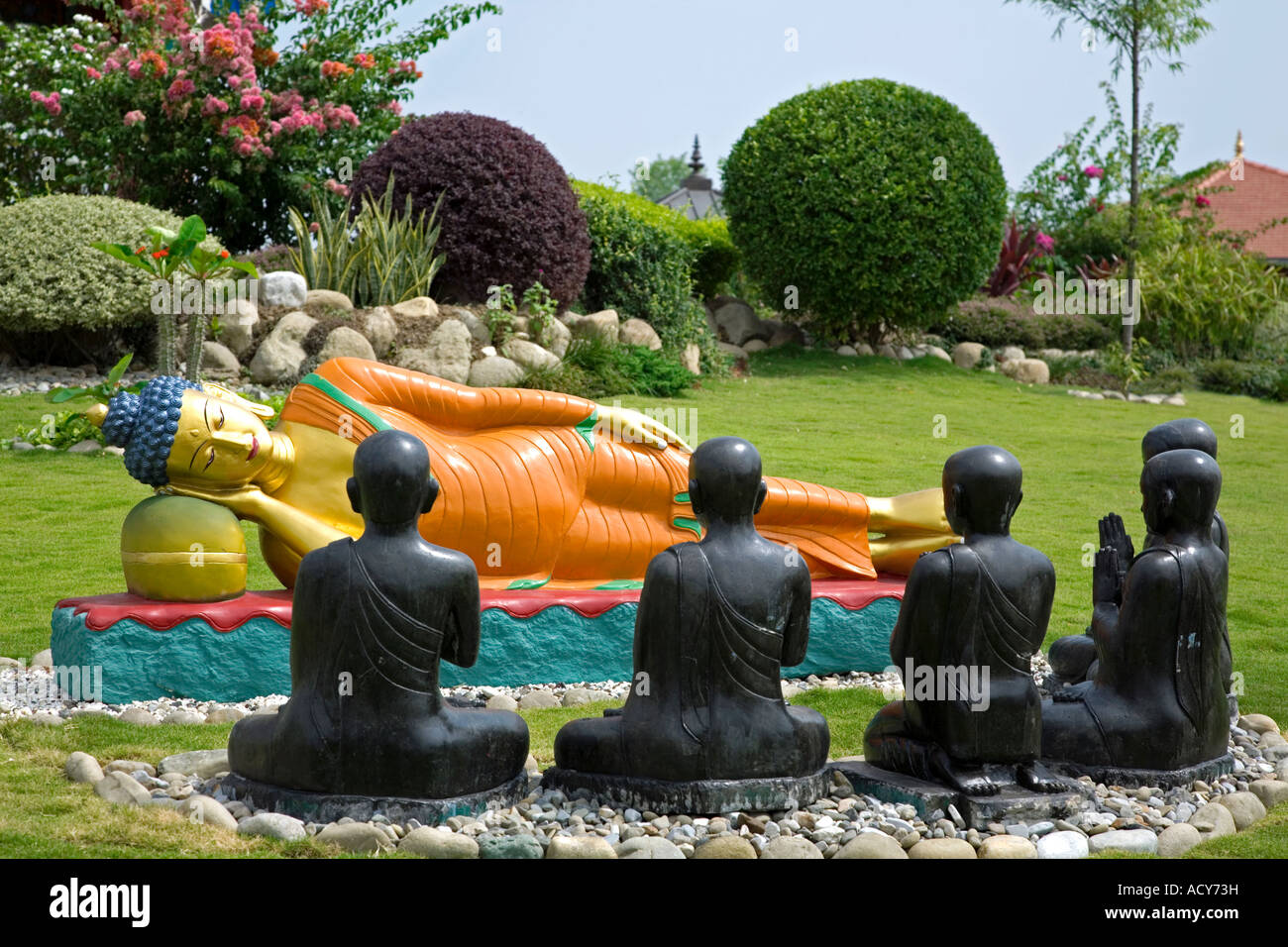 Seigneur Bouddha et disciples de sculptures. Monastère bouddhiste allemand. Lumbini. Le Népal Banque D'Images