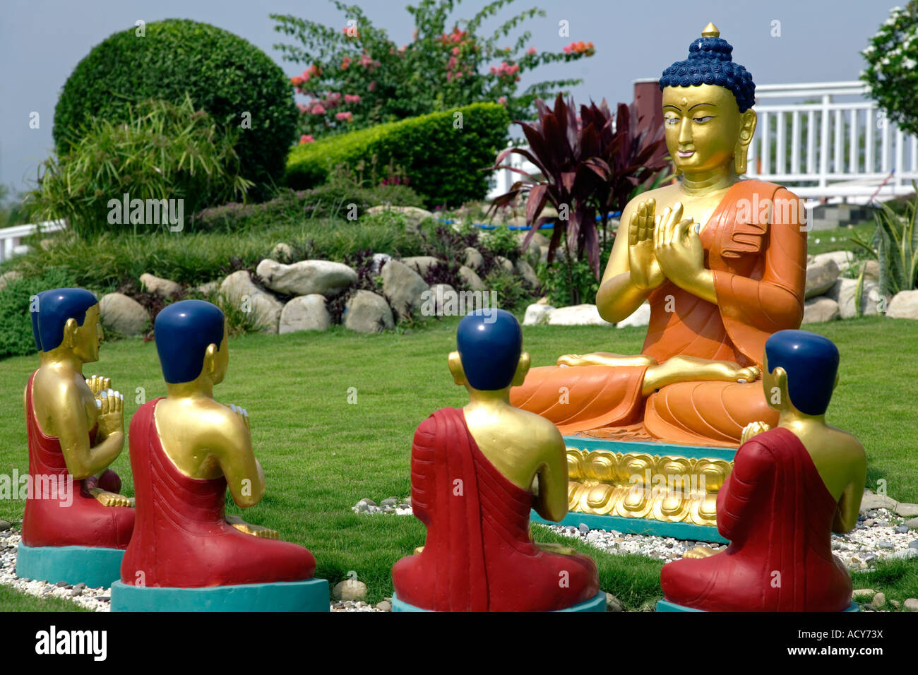 Seigneur Bouddha et disciples de sculptures. Monastère bouddhiste allemand. Lumbini. Le Népal Banque D'Images Seigneur Bouddha et disciples de sculptures. Monastère bouddhiste allemand. Lumbini. Le Népal Banque D'Images