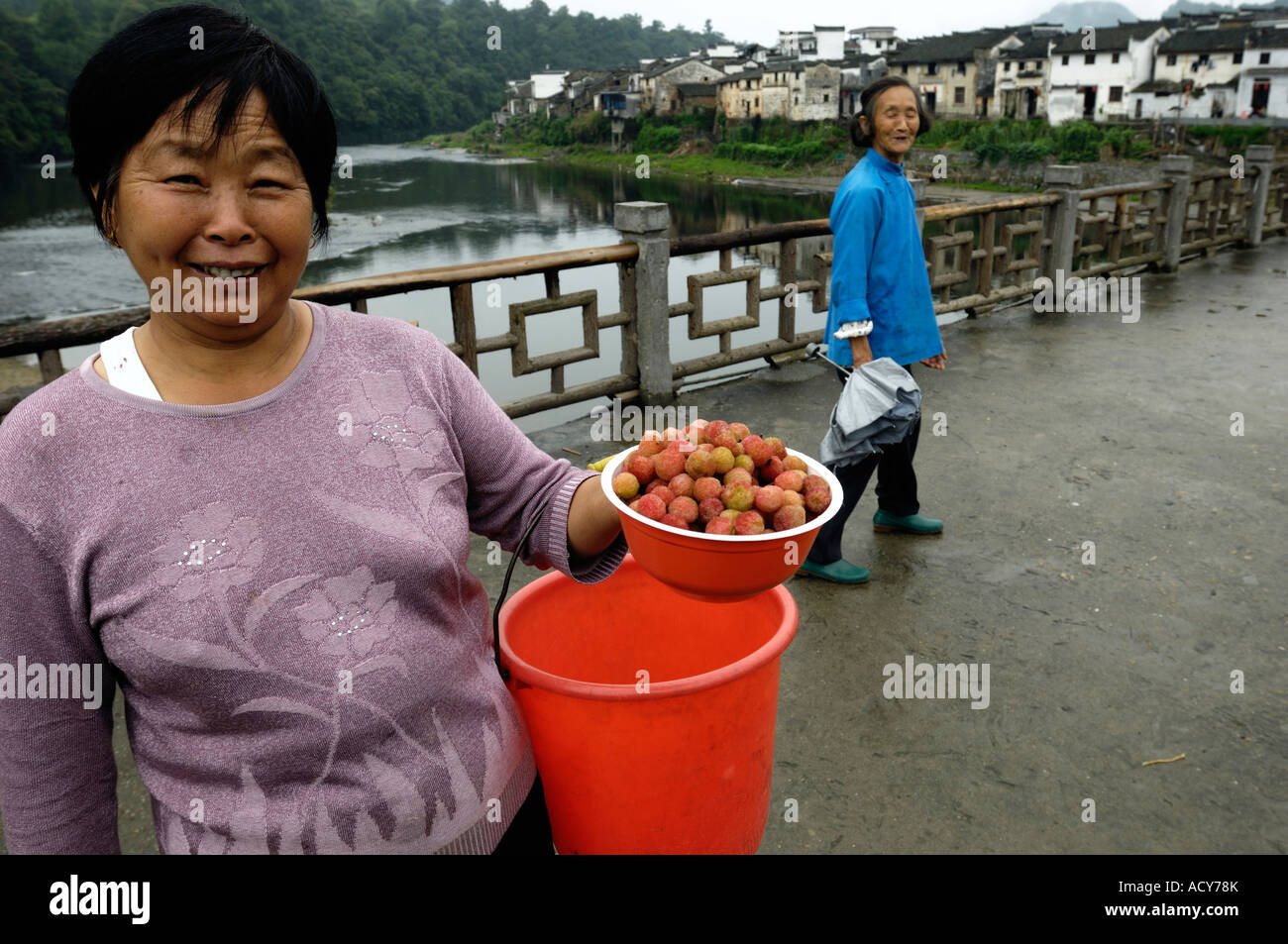Villages proposent des fruits locaux dans Wangkou waxberries à tourisme Wuyuan Jiangxi en Chine 13-Jun-2007 Banque D'Images
