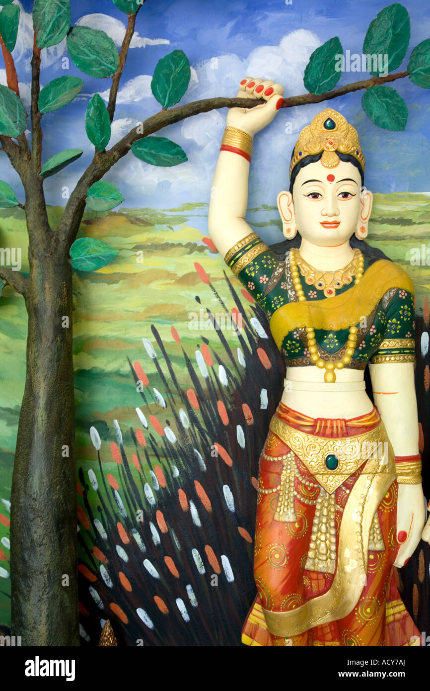 Holding Maya Devi la branche d'un Pipal Tree avant de donner naissance à Siddhartha. Gautama moniales Temple. Lumbini. Le Népal Banque D'Images