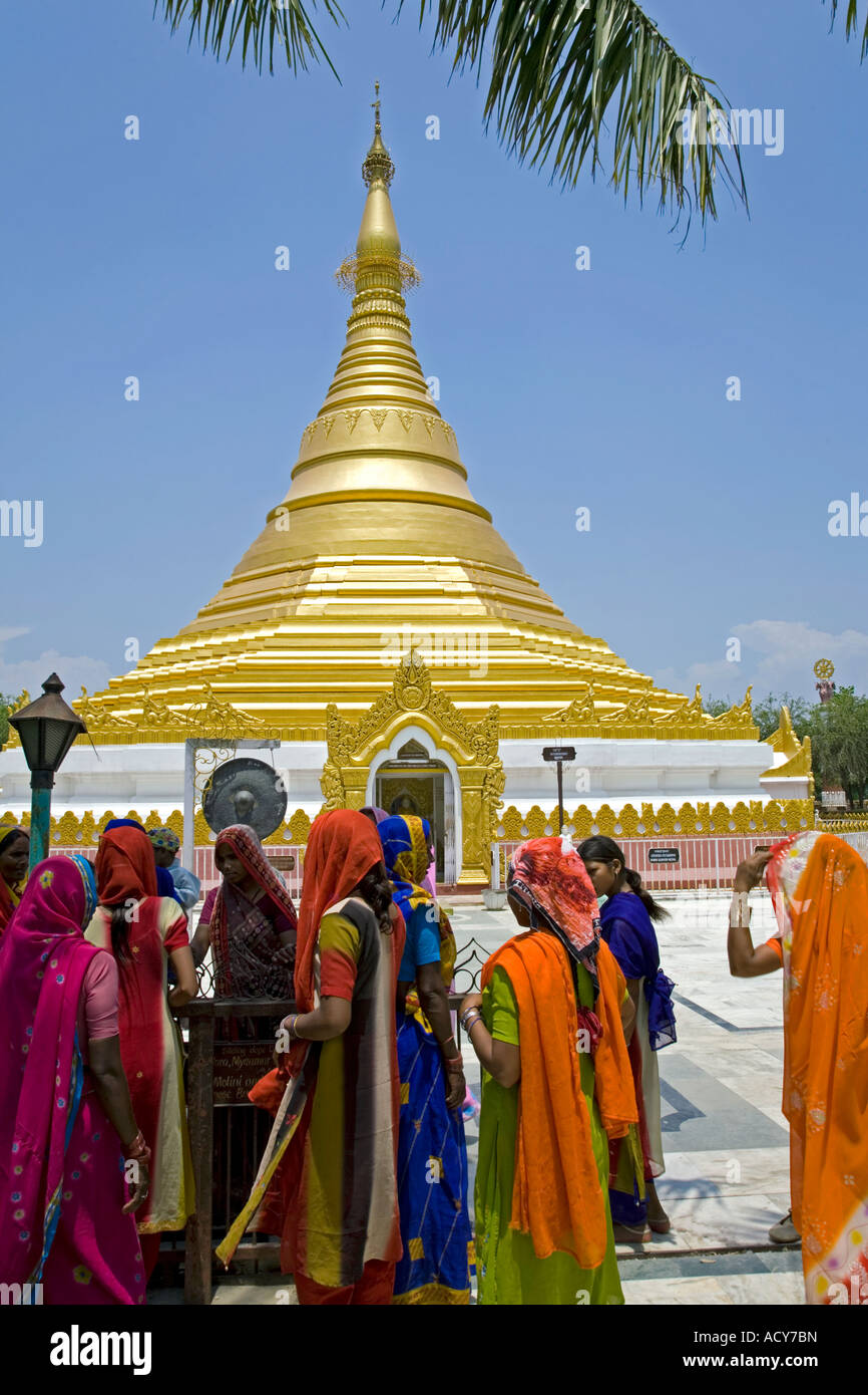Les femmes indiennes visiter la pagode Cula Maurice.Myanmar Monastery.Lumbini.Lieu de naissance de Bouddha.Népal Banque D'Images