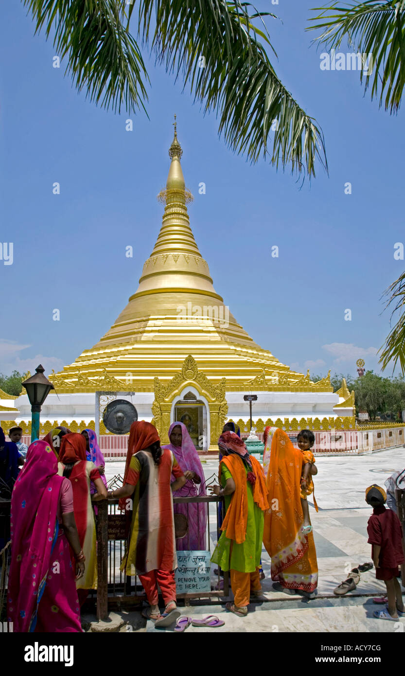Les femmes indiennes en face de Frédéric Cula Pagoda.Myanmar Monastery.Lumbini.Lieu de naissance de Bouddha.Népal Banque D'Images