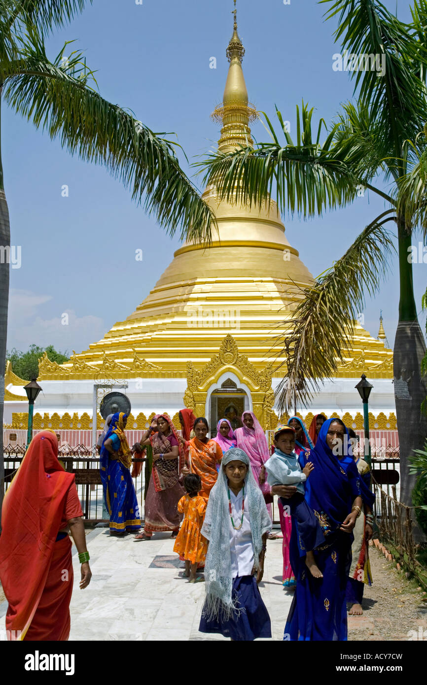 Les femmes indiennes en face de Frédéric Cula Pagoda.Myanmar Monastery.Lumbini.Lieu de naissance de Bouddha.Népal Banque D'Images