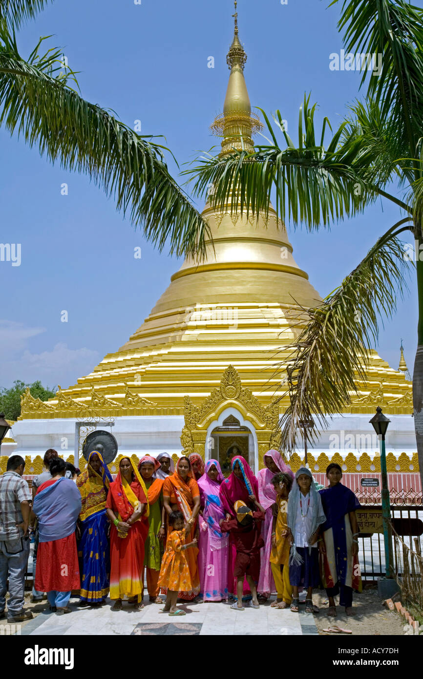 Les femmes indiennes en face de Frédéric Cula Pagoda.Myanmar Monastery.Lumbini.Lieu de naissance de Bouddha.Népal Banque D'Images
