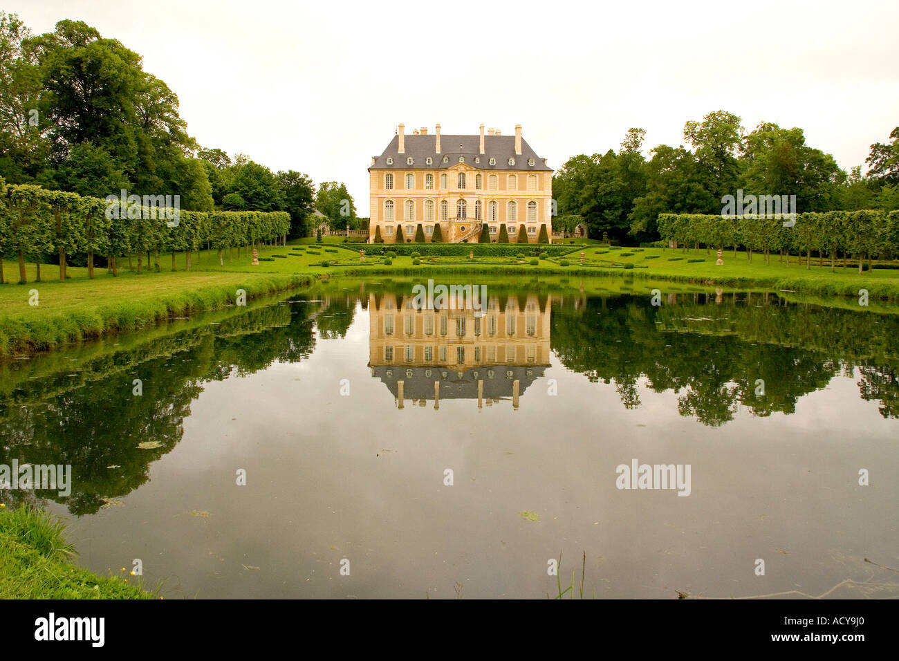 Château de Vendeuvre Calvados Normandie France avec reflet dans le lac Banque D'Images