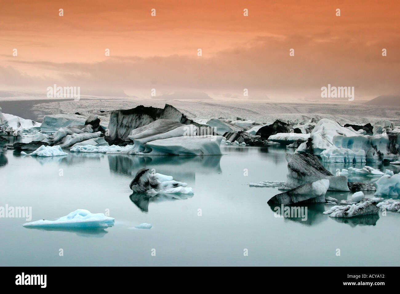 L'Islande Jokulsarlon Glacial Lagoon Icebergs melting coucher du soleil près de vulcano Jatnajoekull Banque D'Images