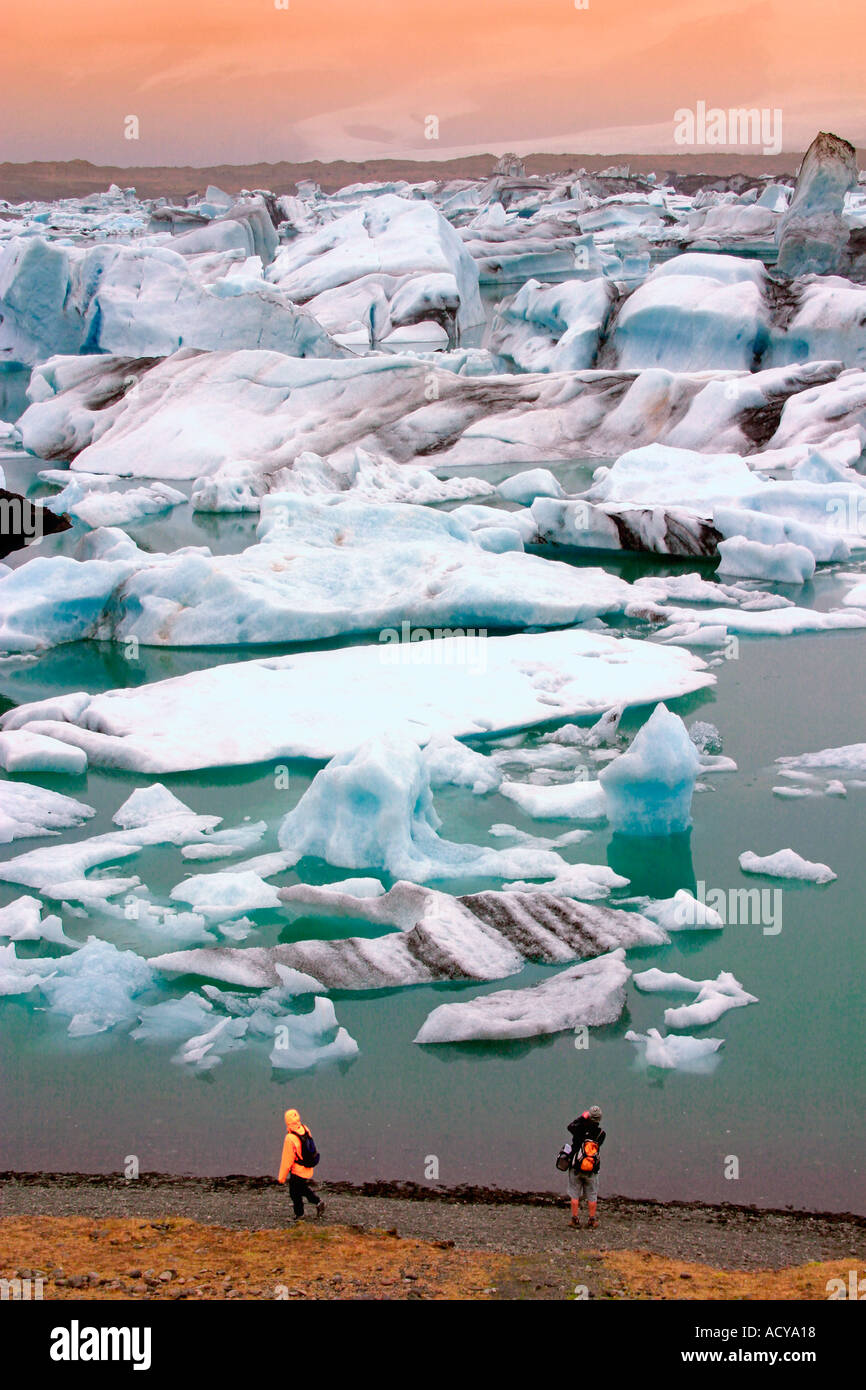 L'Islande Jokulsarlon Glacial Lagoon Icebergs melting coucher du soleil près de vulcano Vatnajoekull touristes Banque D'Images