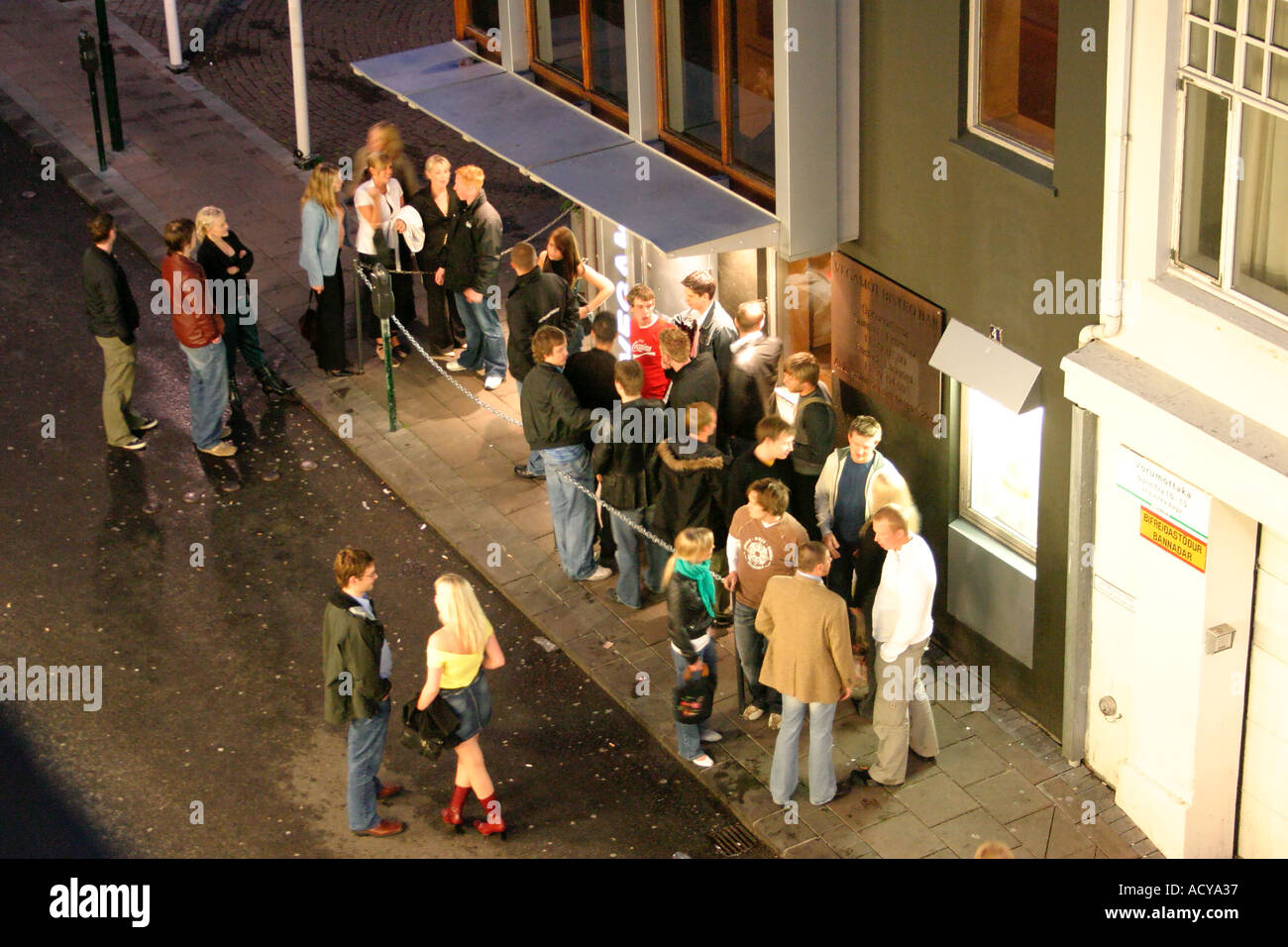 L'Islande Reykjavik nightlife Club queeing Vegamot personnes Banque D'Images