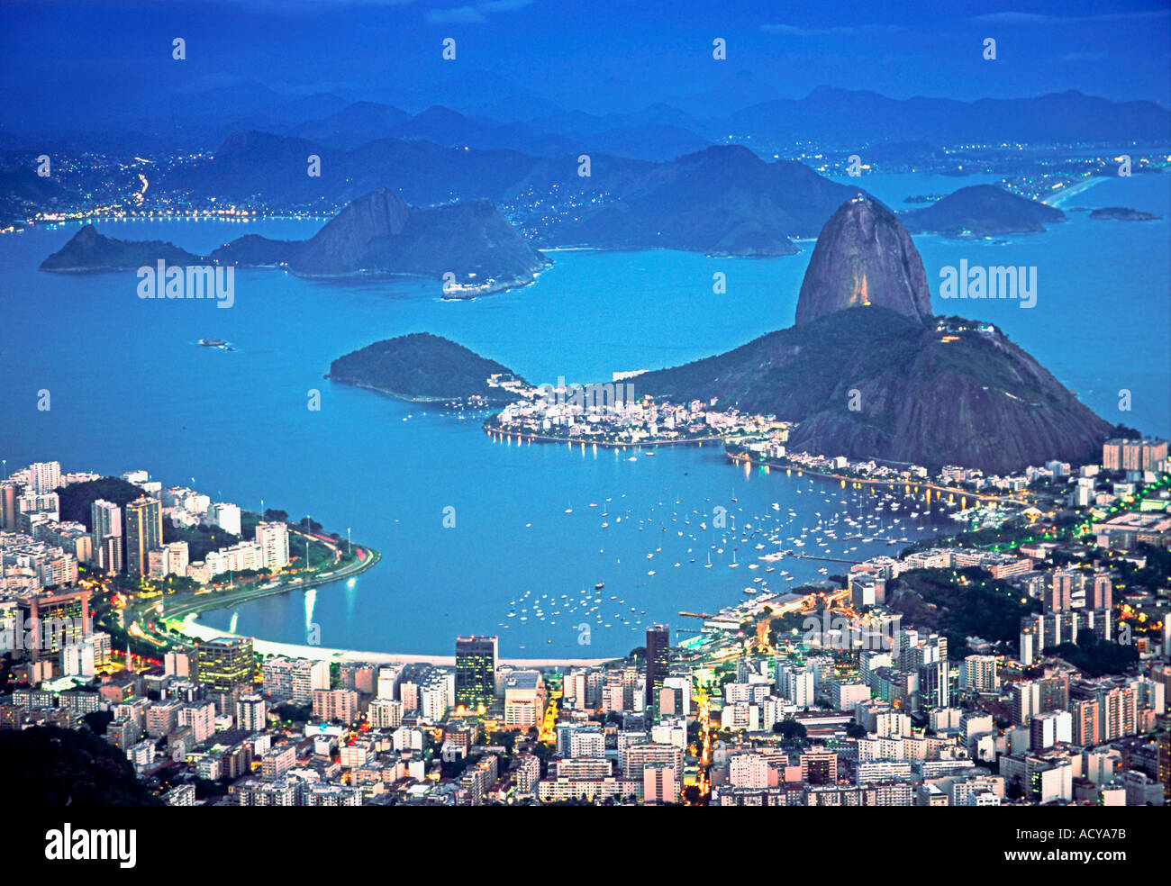 Brasil Rio de Janeiro de Pao de Acucar Botafogo bay Vue de nuit à corcovado Mt 710m Banque D'Images