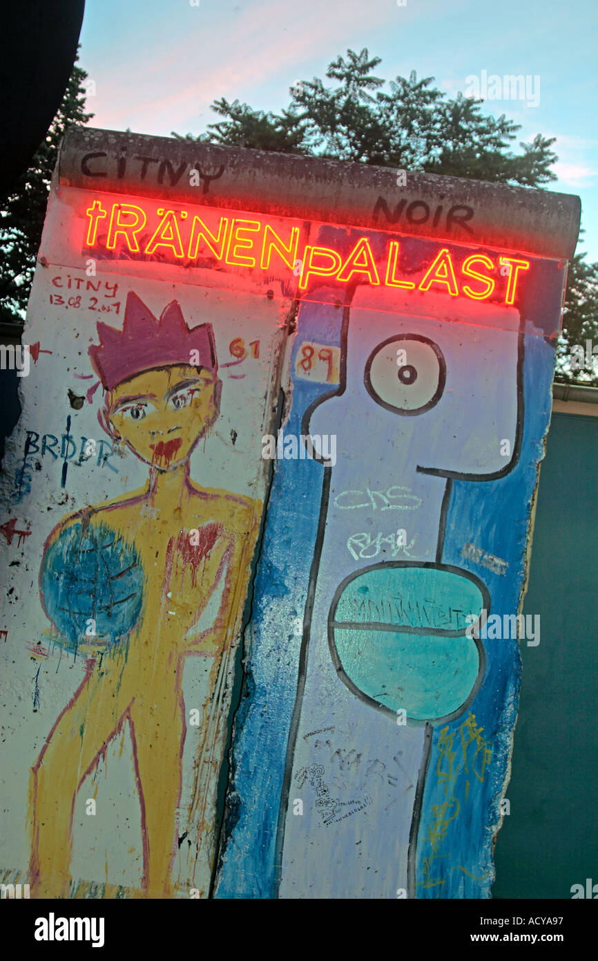 Traenenpalast Berlin proche de mur de Berlin Friedrichstrasse en néon Banque D'Images