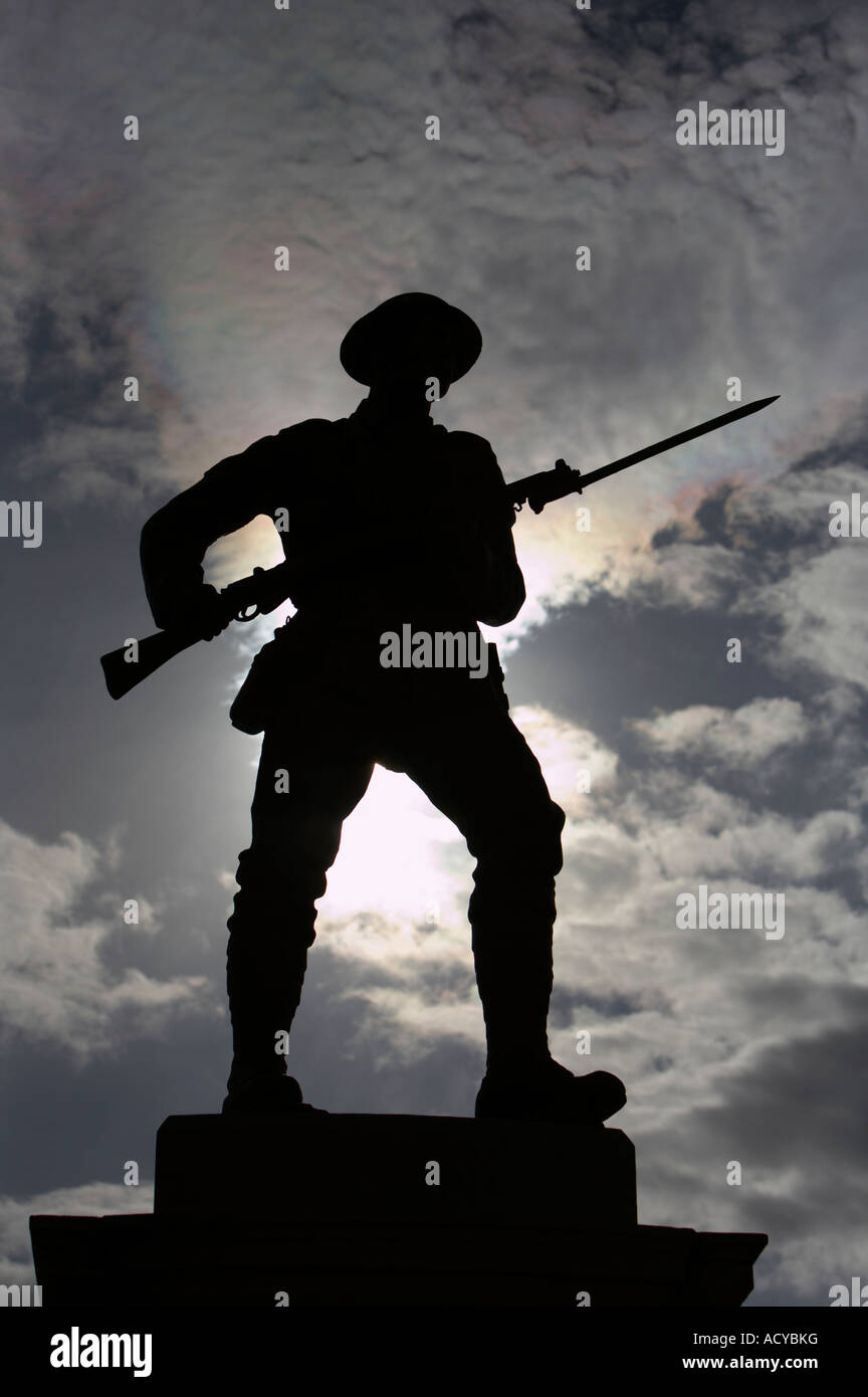 Silhouette de soldat de la première guerre mondiale statue War Memorial à portstewart le comté de Londonderry Banque D'Images