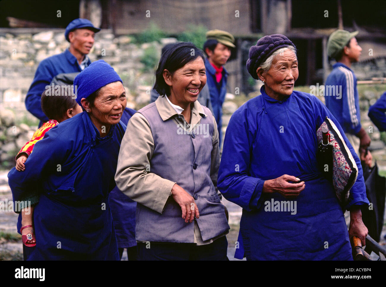 Les femmes de la minorité groupe ethnique BAI sourire et marcher ensemble dans la ville de l'agriculture chinois Chine YUNNAN DALI Banque D'Images