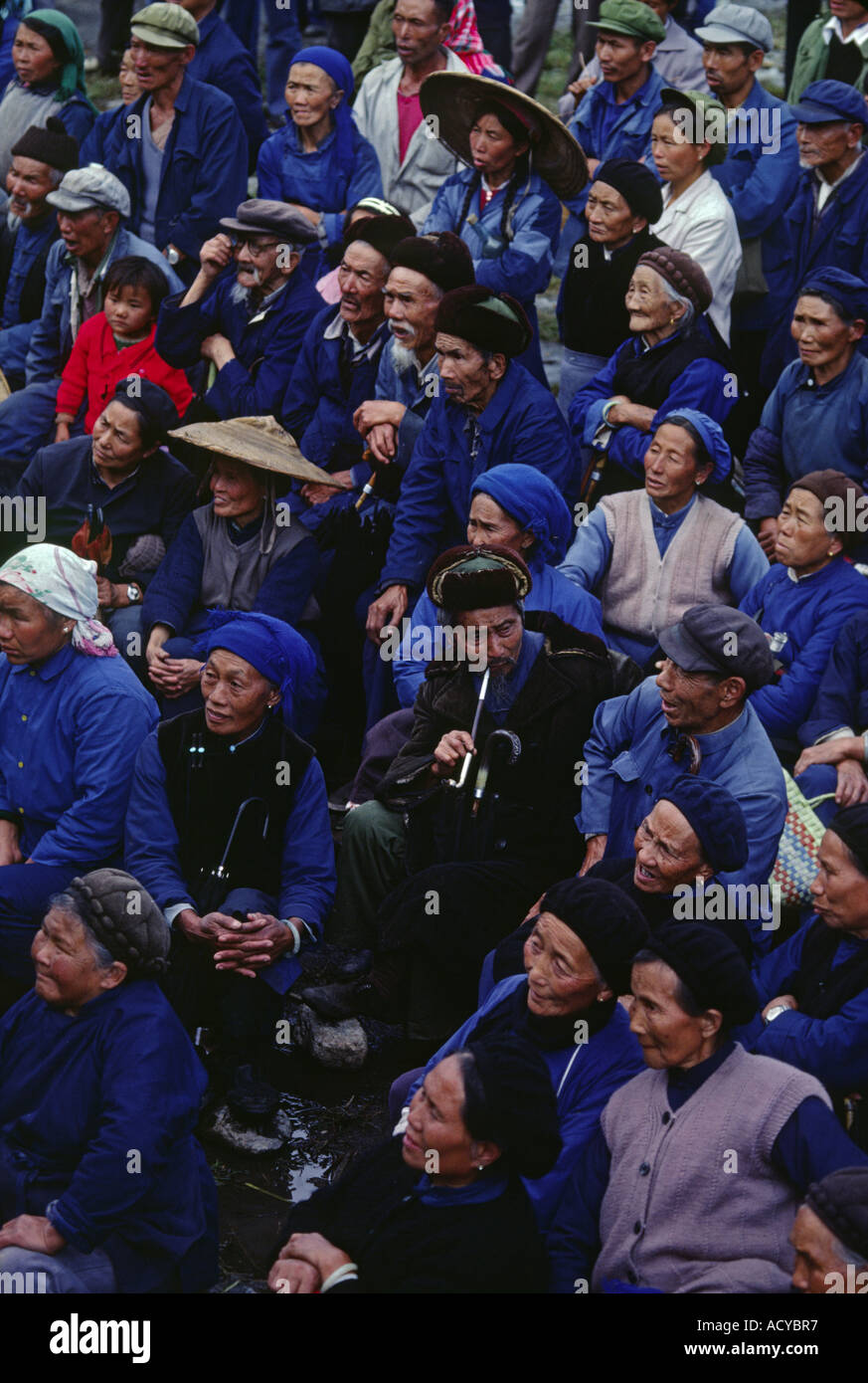 Une foule de gens ethniques BAI observe un spectacle d'opéra chinois dans la ville agricole de Chine YUNNAN DALI Banque D'Images