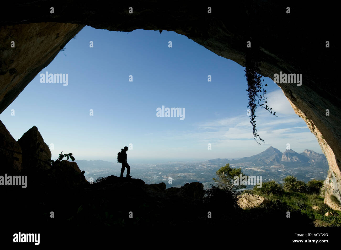 La silhouette du randonneur debout dans l'entrée de la Sierra Bernia Forat, Costa Blanca, Espagne Banque D'Images