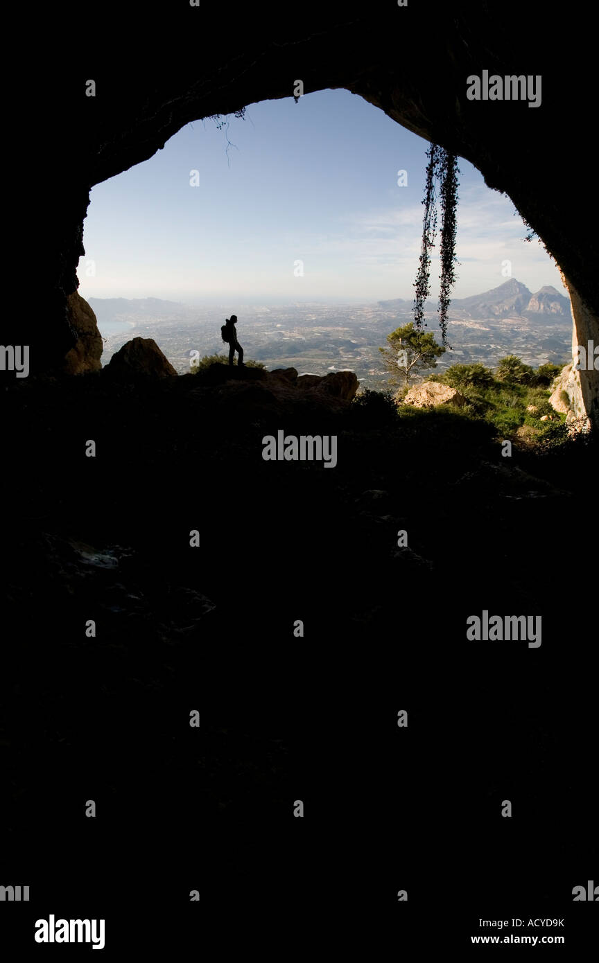 La silhouette du randonneur debout dans l'entrée de la Sierra Bernia Forat, Costa Blanca, Espagne Banque D'Images