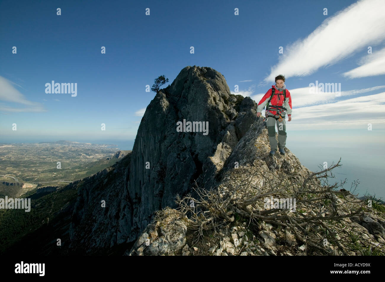 Female hiker sur l'article de Bernia Ridge, Costa Blanca, Espagne Banque D'Images