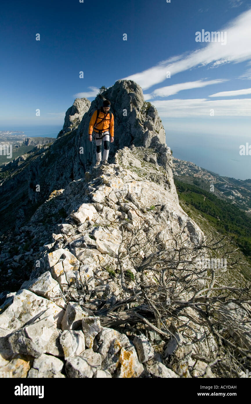 Male hiker sur l'article de Bernia Ridge, Costa Blanca, Espagne Banque D'Images