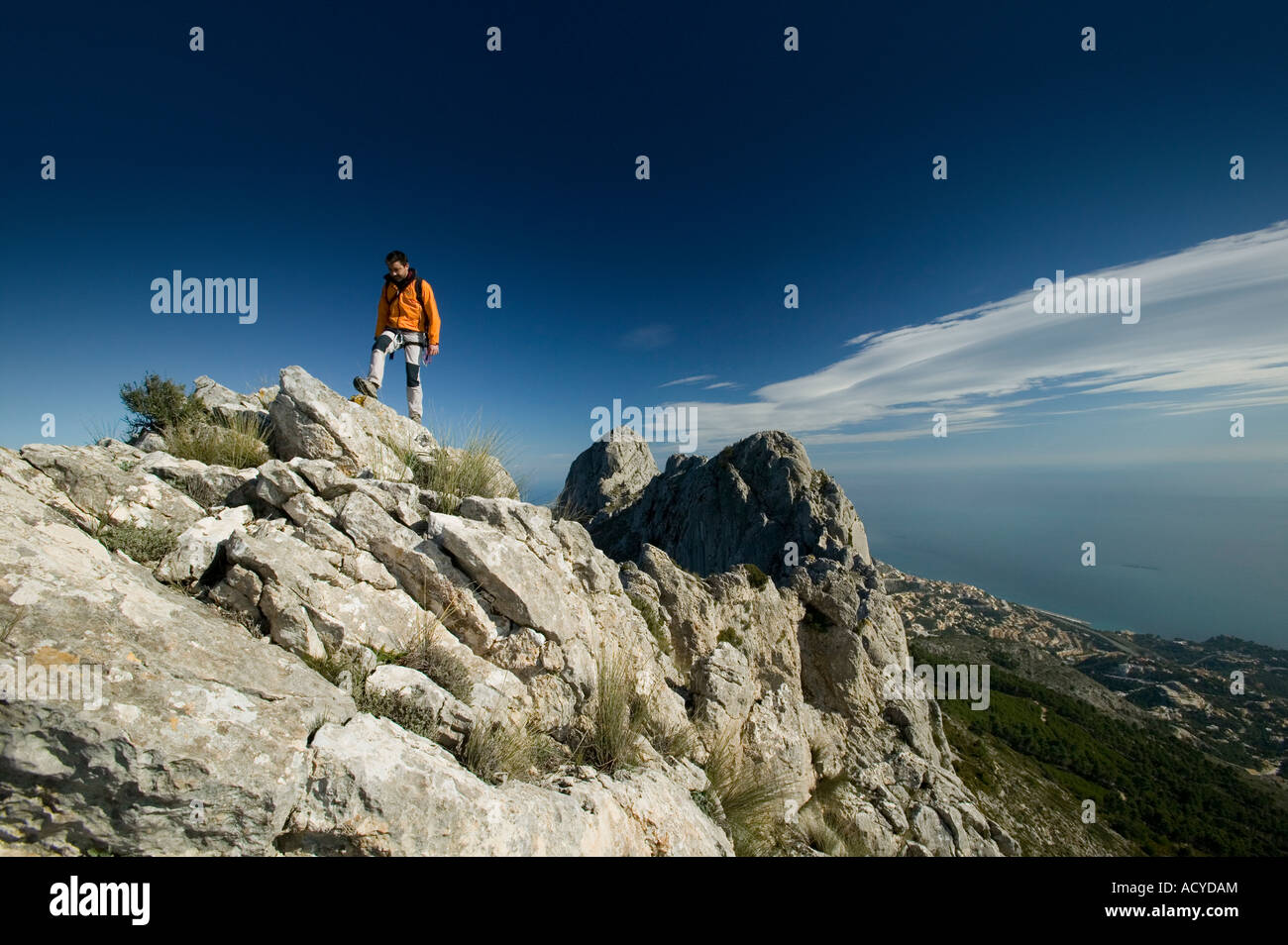Male hiker sur l'article de Bernia Ridge, Costa Blanca, Espagne Banque D'Images