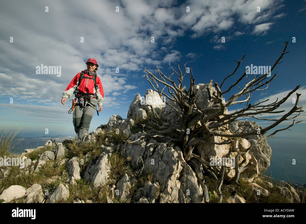 Female hiker sur l'article de Bernia Ridge, Costa Blanca, Espagne Banque D'Images