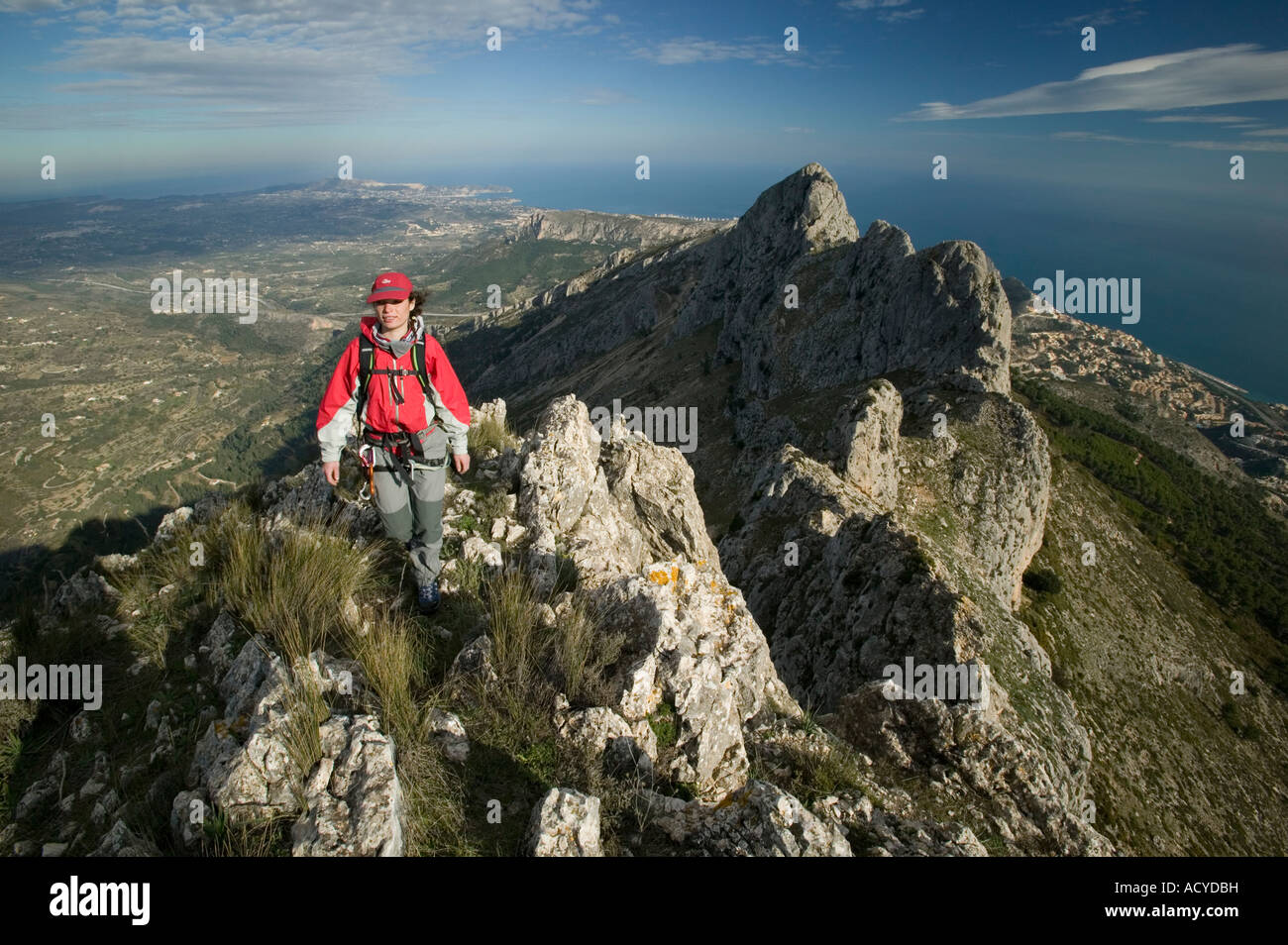 Female hiker sur l'article de Bernia Ridge, Costa Blanca, Espagne Banque D'Images