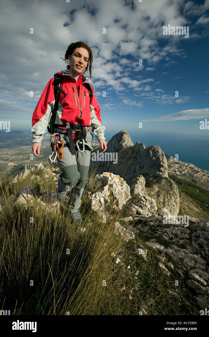 Female hiker sur l'article de Bernia Ridge, Costa Blanca, Espagne Banque D'Images
