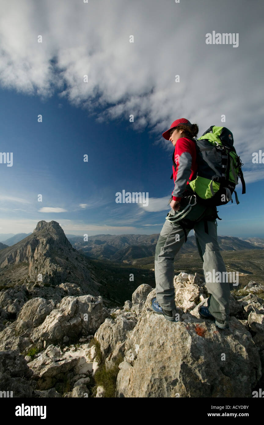 Female hiker sur l'article de Bernia Ridge, Costa Blanca, Espagne Banque D'Images