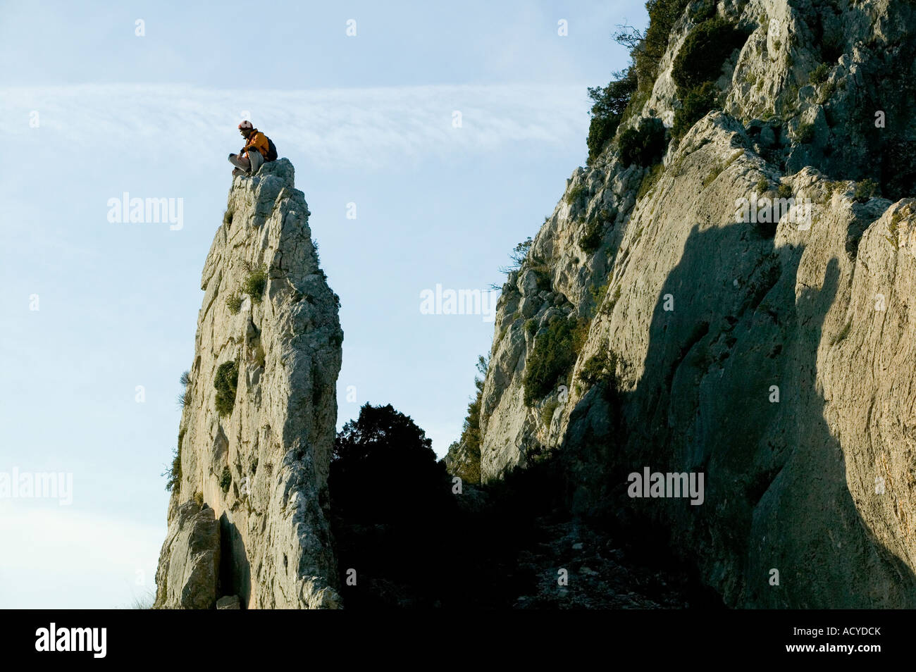 Climber on rock spire Bernia Ridge, Costa Blanca, Espagne Banque D'Images