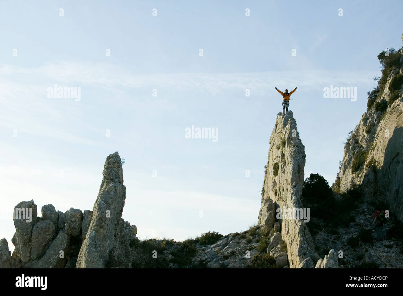 Climber on rock spire Bernia Ridge, Costa Blanca, Espagne Banque D'Images
