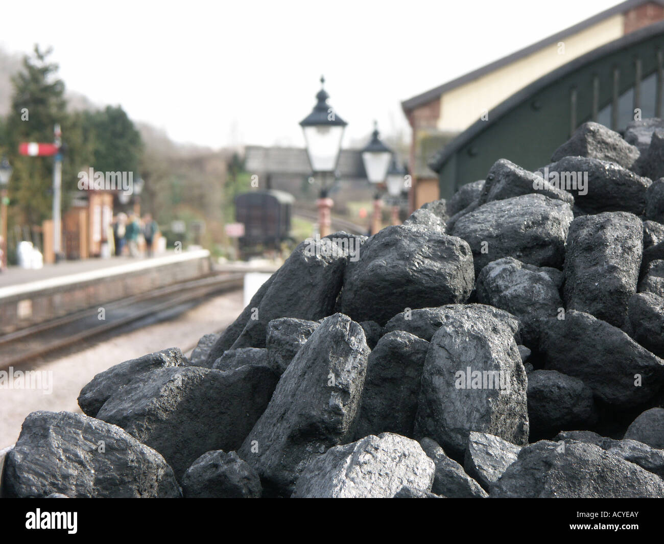 Le charbon empilé sur l'adjudication d'une locomotive à vapeur à Williton Station sur la West Somerset Railway Banque D'Images