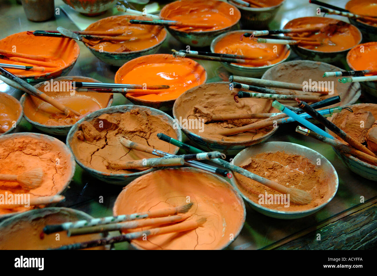 Boîtes de slip de couleur terre cuite à utiliser dans la fabrication en usine de guerriers en terre cuite miniatures. Xian, Chine. Banque D'Images