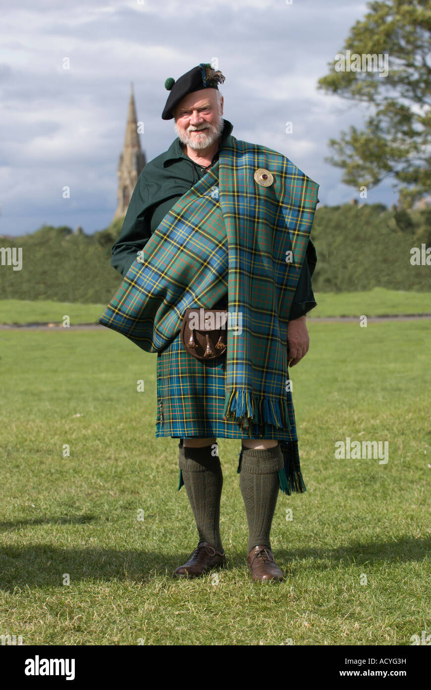 La fin de l'Iain Alasdair Rogers, artiste écossais. Fier porteur de style Jacobite Highland robe plaid pleine longueur Banque D'Images